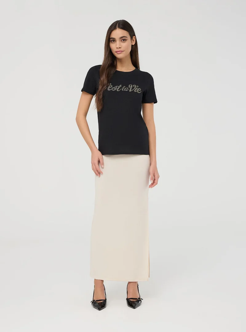 T-shirt con scritta e applicazioni