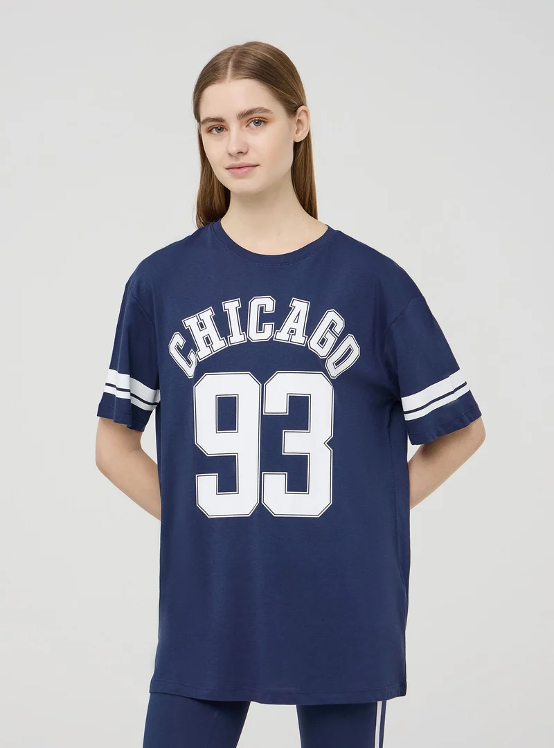 T-shirt maxi con stampa college e bande