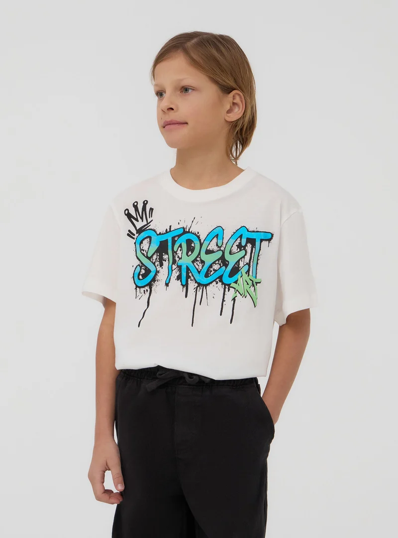 T-shirt con scritta in stile graffiti