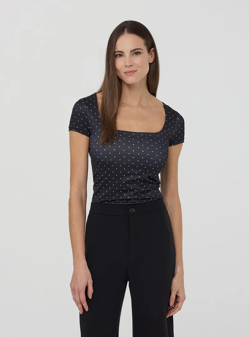 T-shirt elasticizzata a pois con scollo ampio