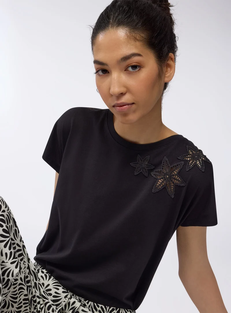 T-shirt ampia con ricami floreali
