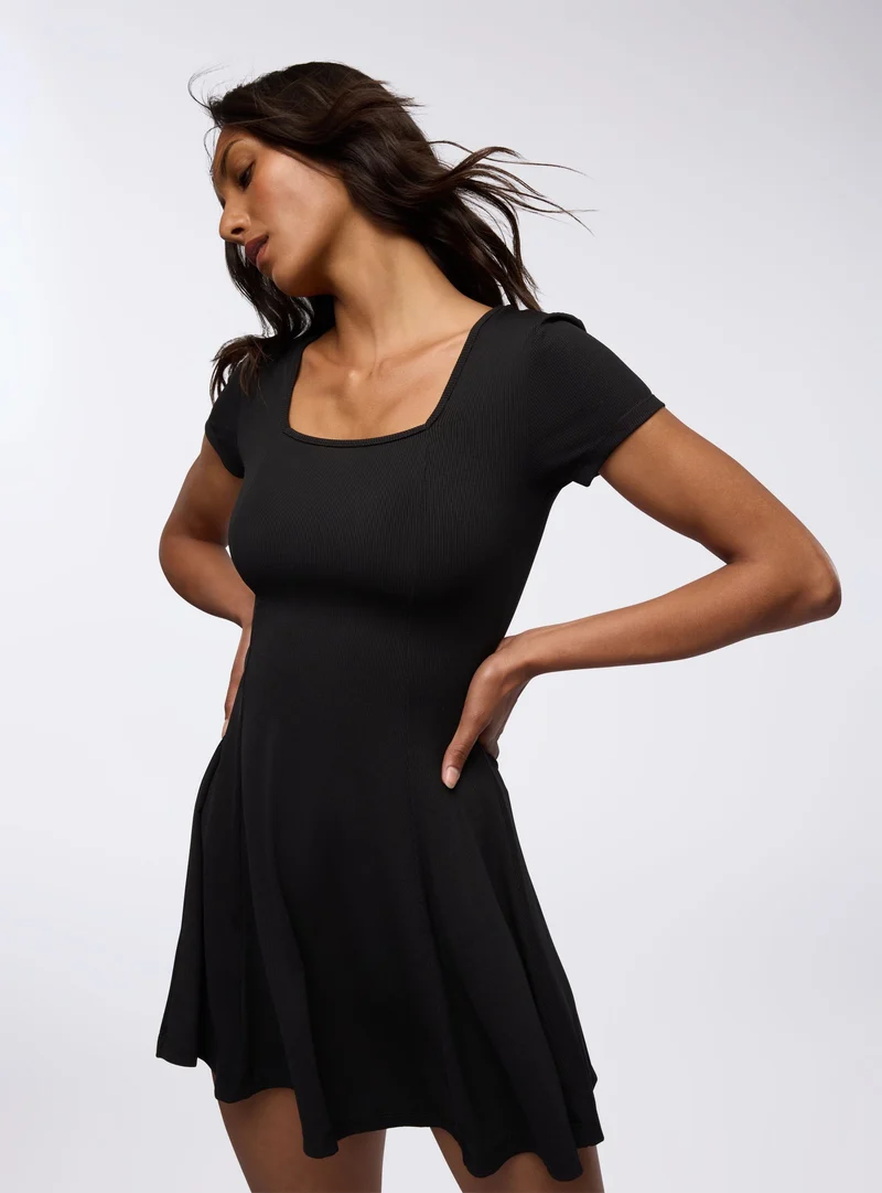 Vestito con scollo quadrato a maniche corte