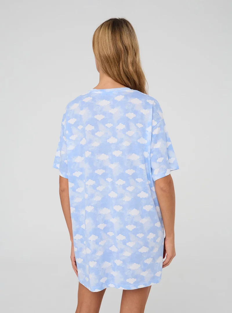 T-shirt over del pigiama con nuvole e scritta