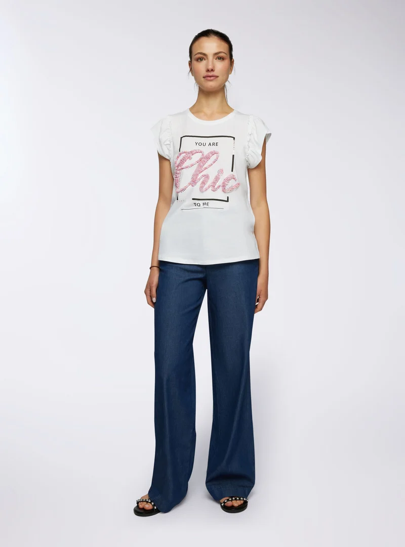 T-shirt con maniche farfalla e applicazioni