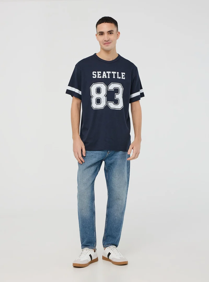 T-shirt stampa numero, scritta e bande