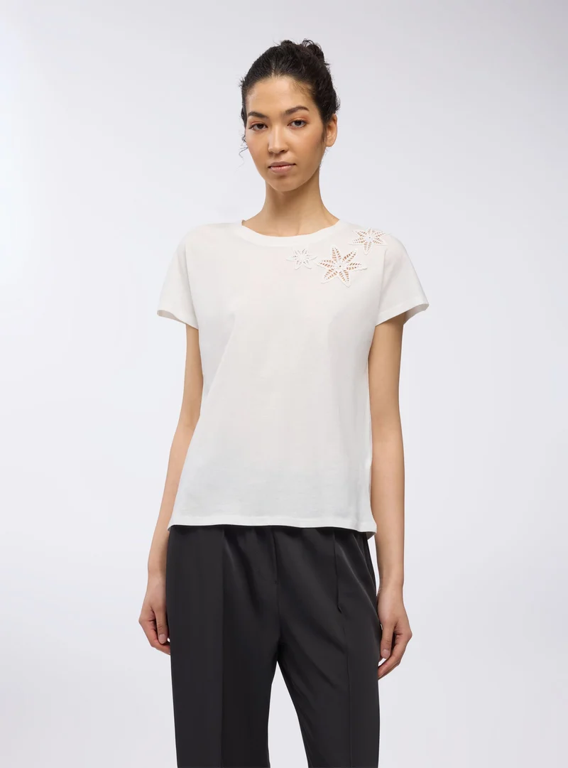 T-shirt ampia con ricami floreali