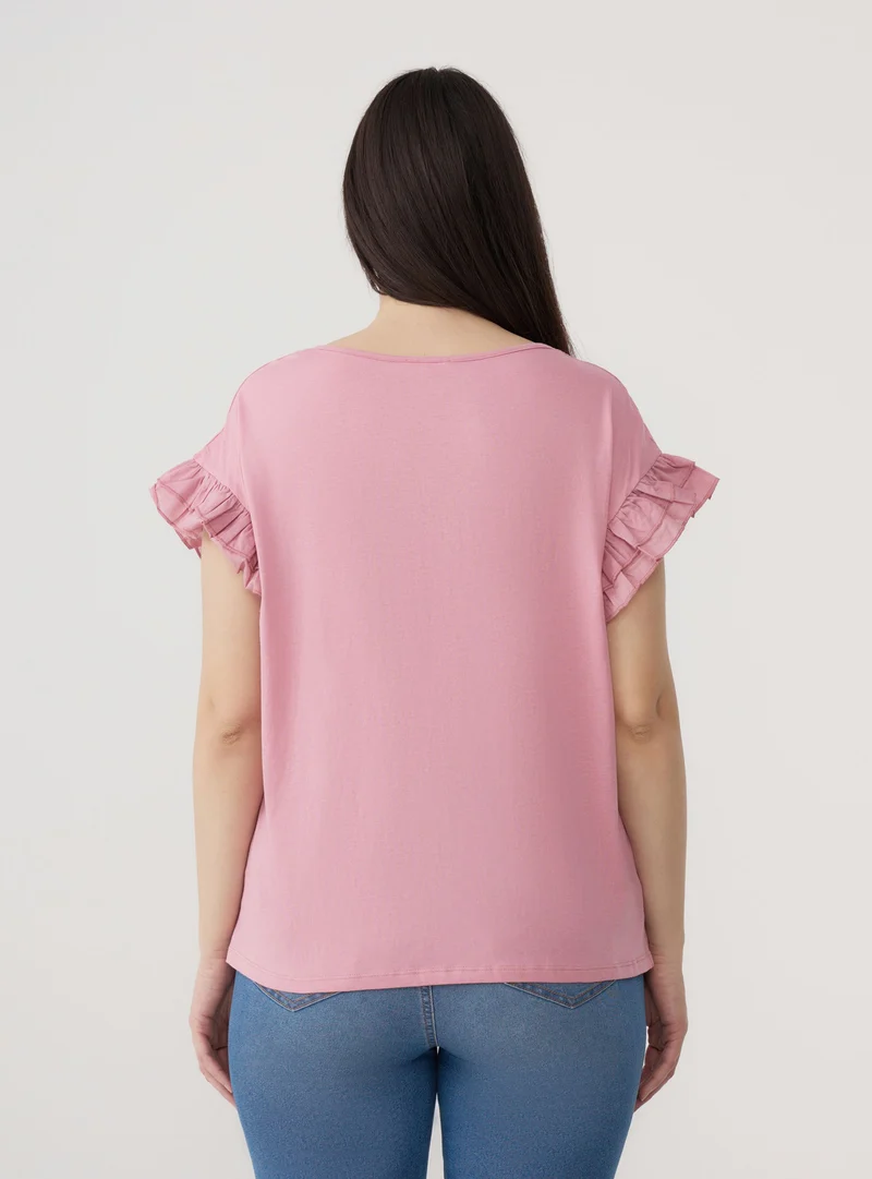 T-shirt con balze e spacchetti