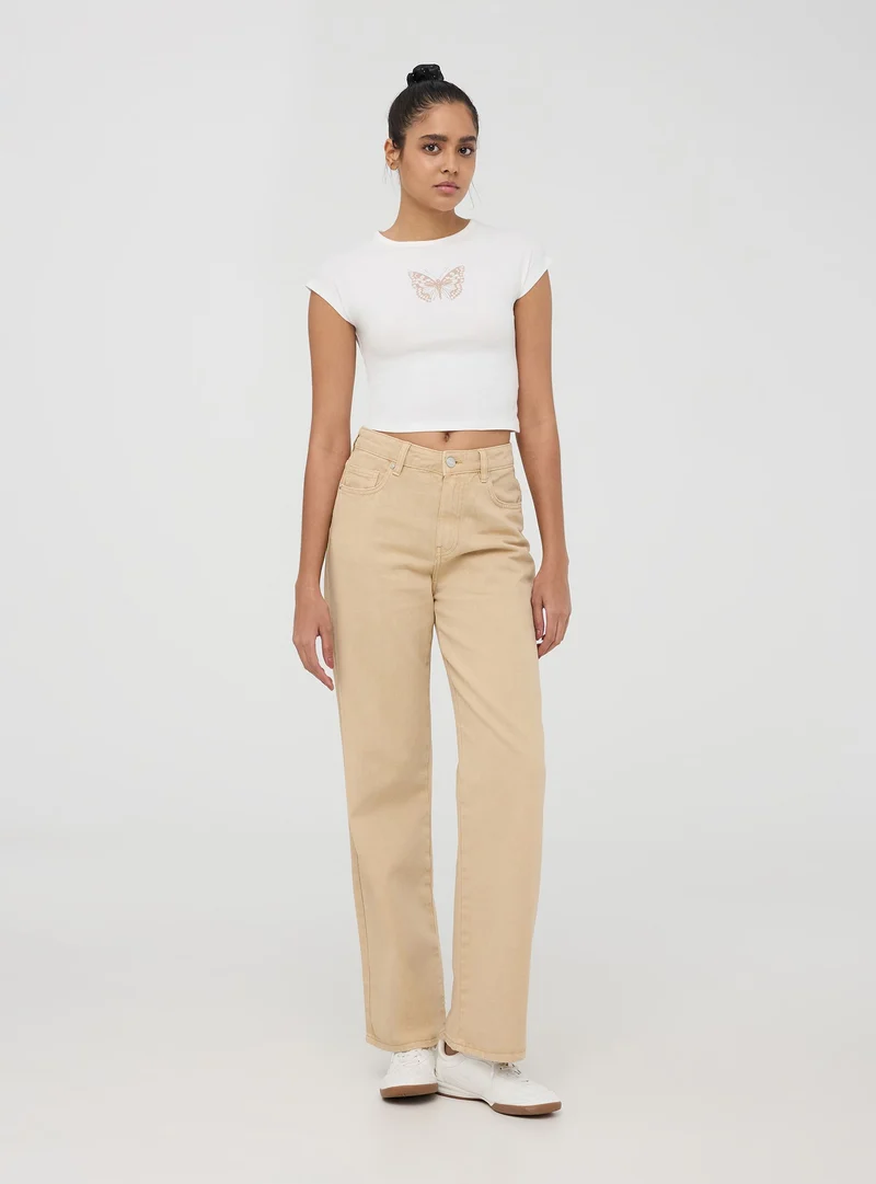 T-shirt crop con stampa farfalla e applicazioni