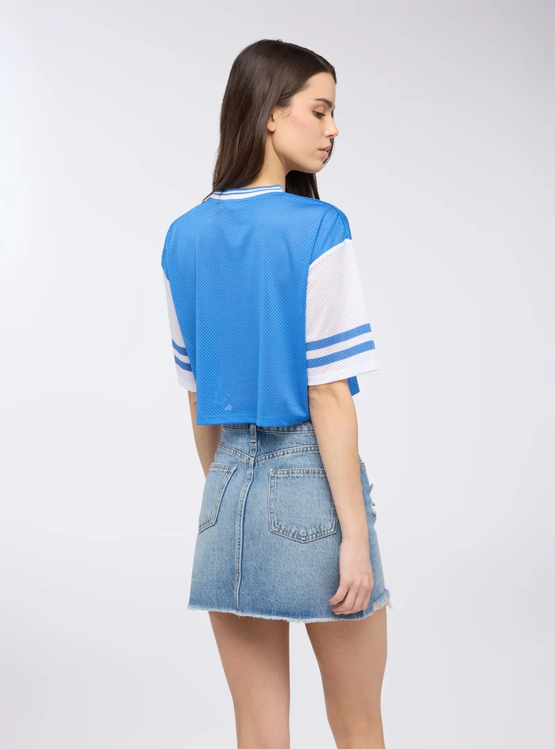 T-shirt crop in rete con stampa college