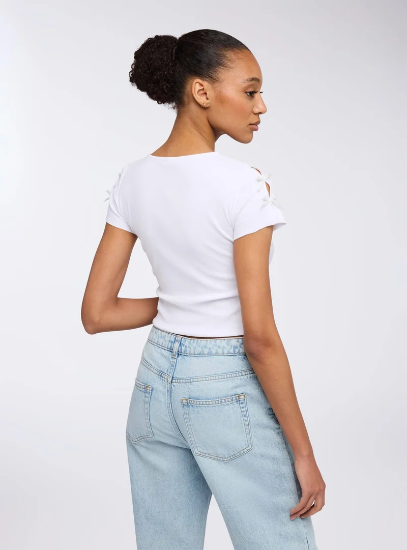 T-shirt con fiocchi sulle maniche