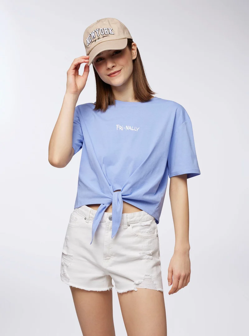 T-shirt ampia crop con nodo e scritta simpatica