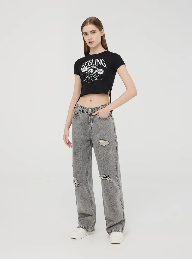 T-shirt crop con laccetti e stampa dadi