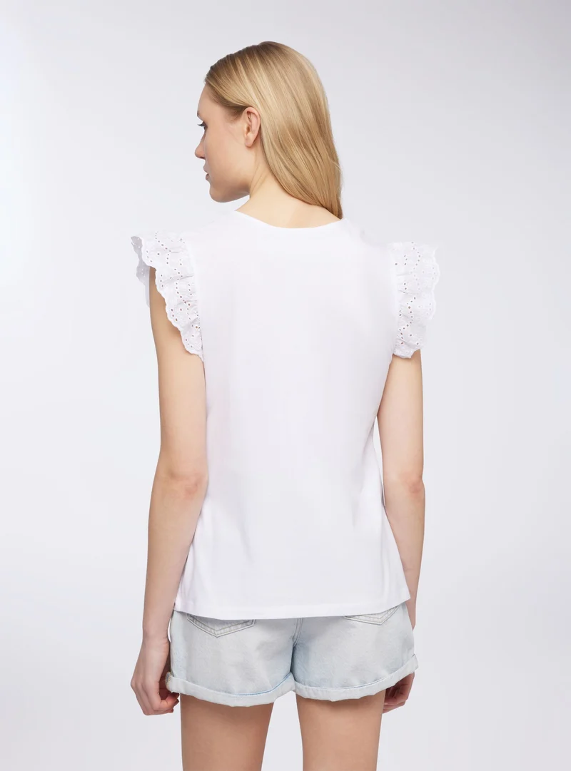 T-shirt con strass e maniche in sangallo