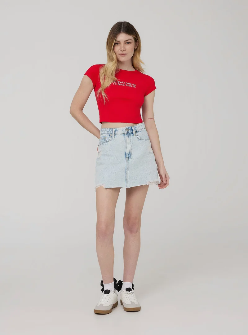 T-shirt crop con scritta divertente