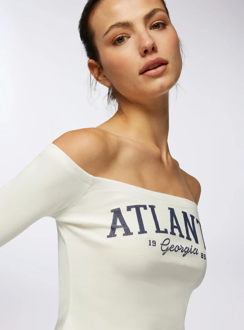 T-shirt spalle scoperte con stampa college