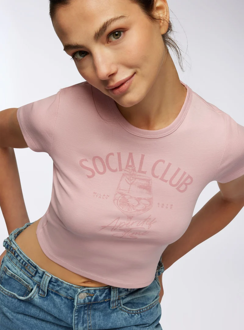 T-shirt crop con stampa social club