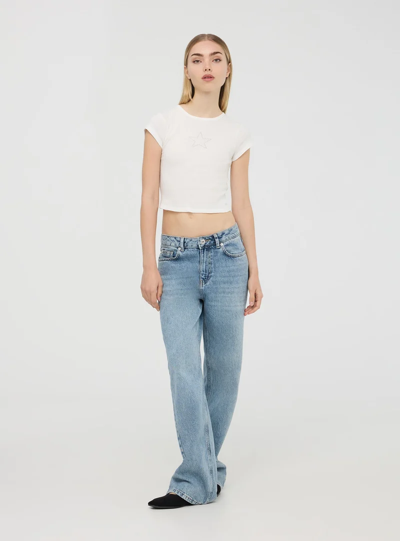T-shirt crop con borchie a stella