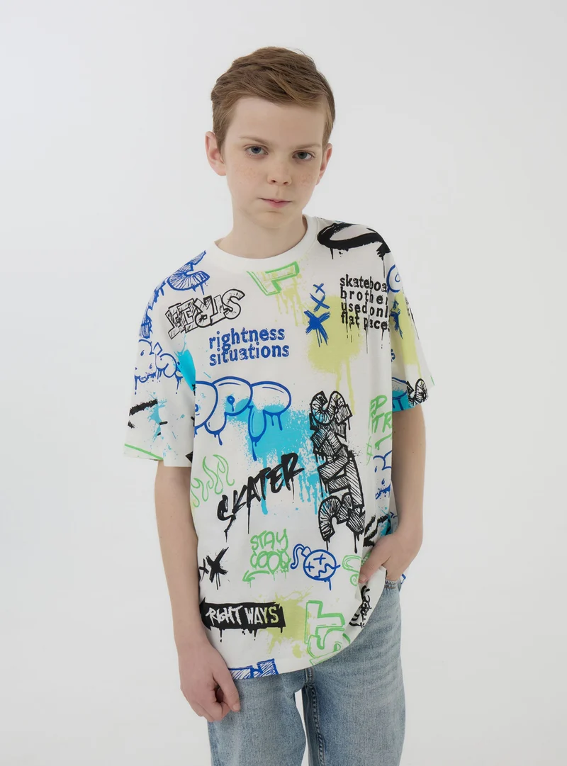 T-shirt con stampa graffiti all-over