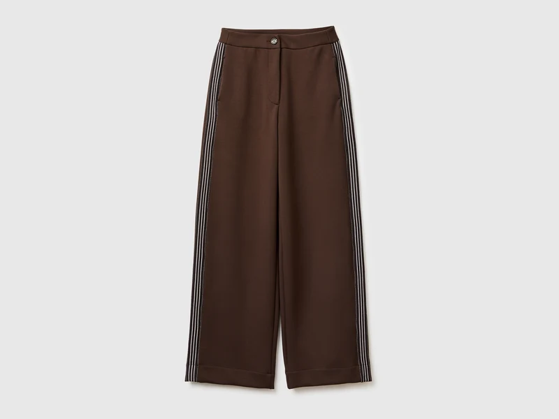 Pantaloni ampi con bande laterali