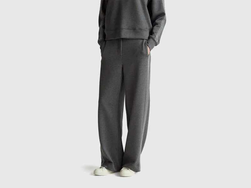 Pantaloni ampi con bande laterali