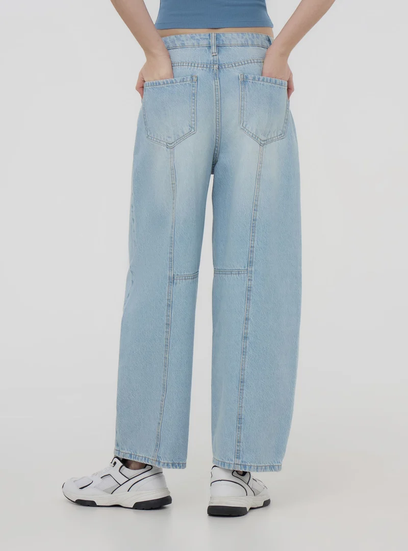 Jeans chiaro balloon con cuciture