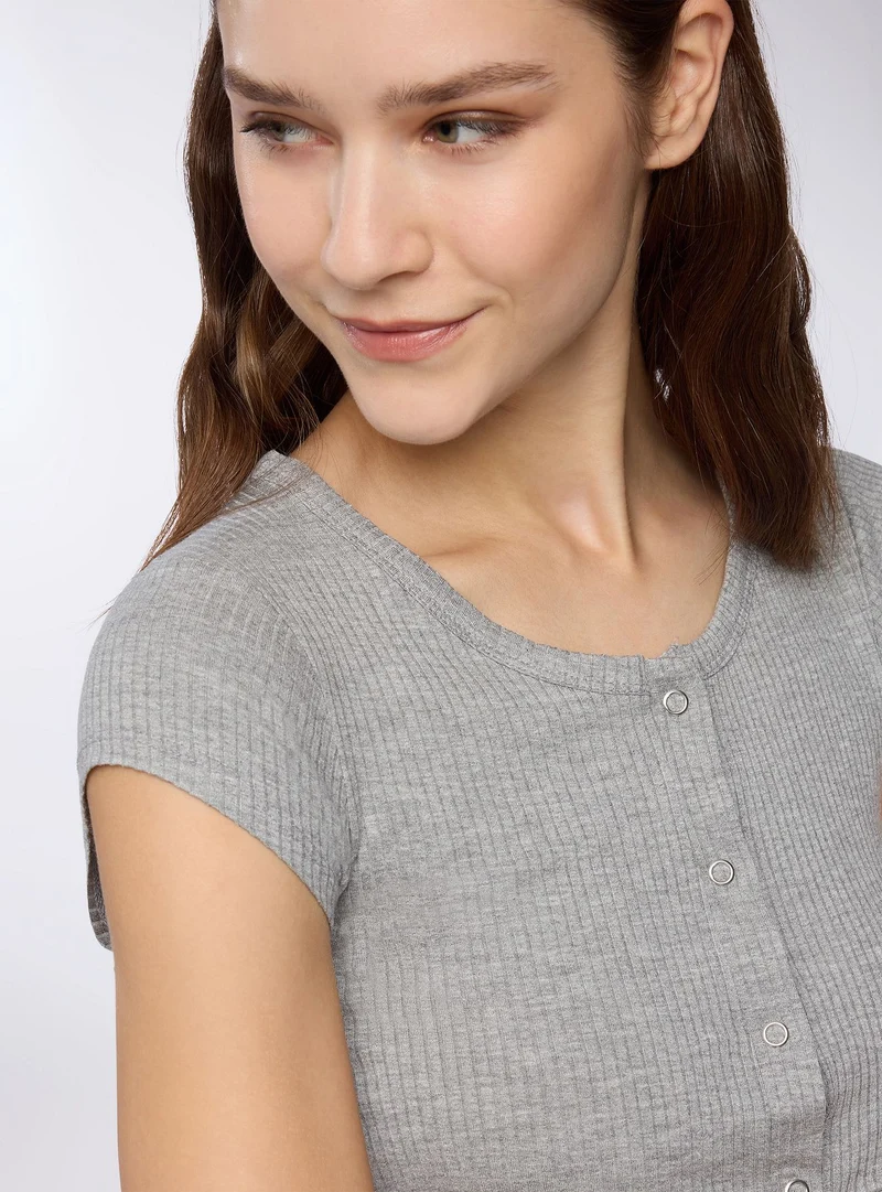 T-shirt crop con bottoni