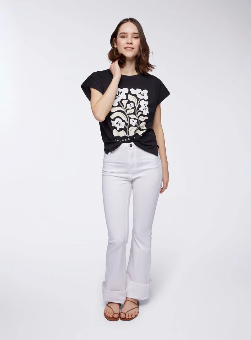 T-shirt ampia con stampa fiori e paillettes