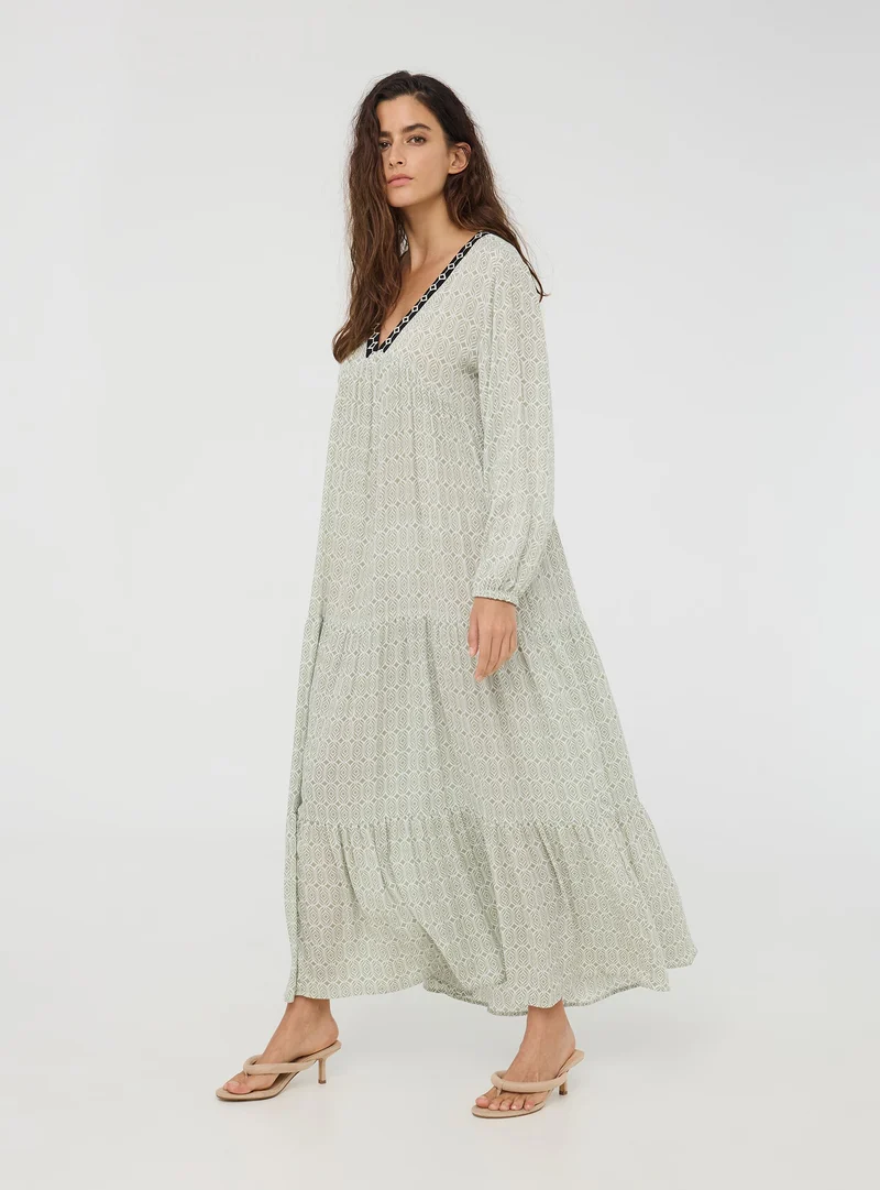 Vestito lungo con maniche lunghe a fantasia