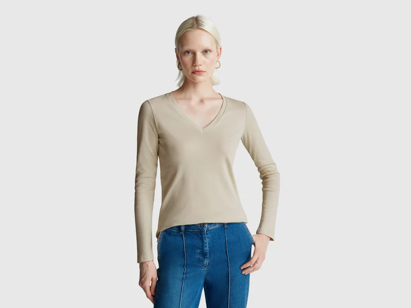 T-shirt beige con scollo a V