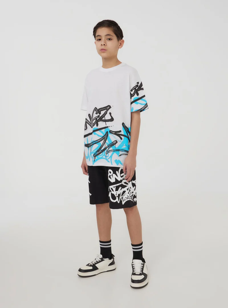 T-shirt con stampa graffiti