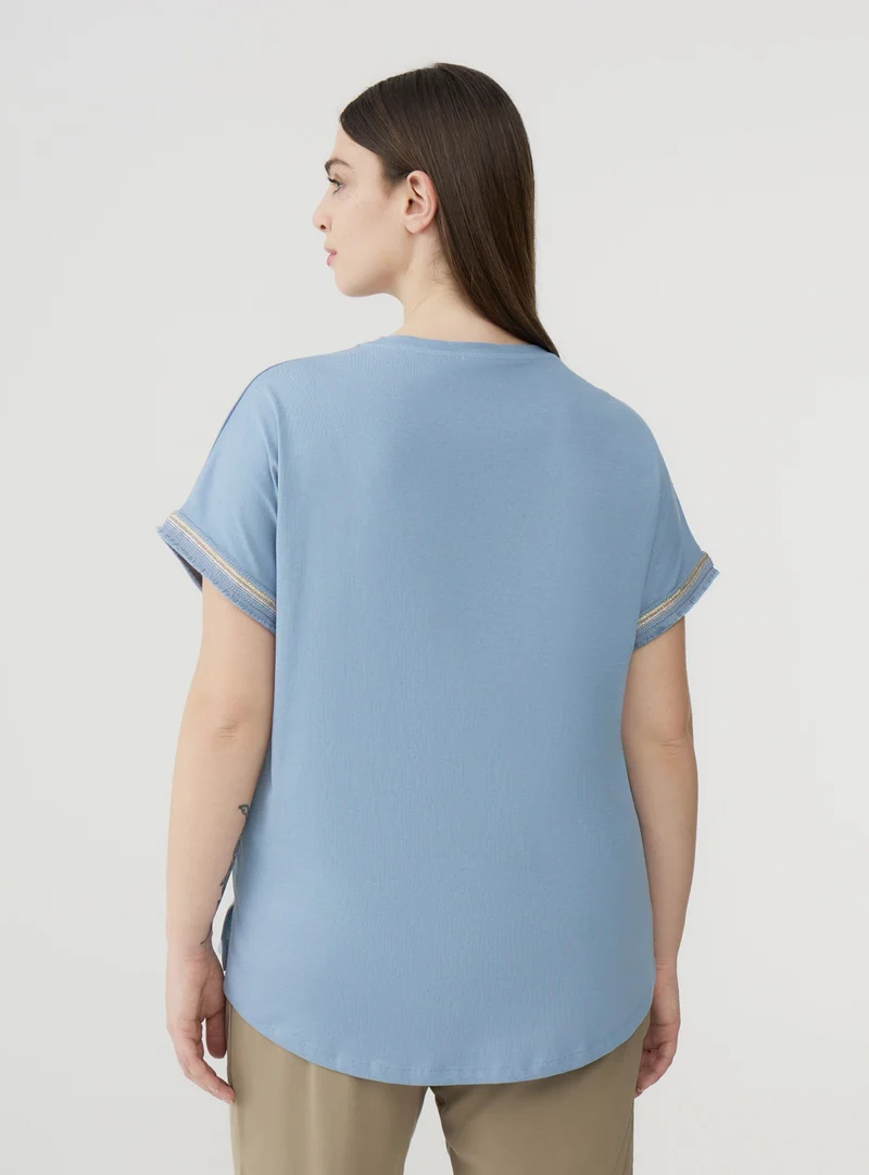T-shirt con stampa laminata in stile etnico