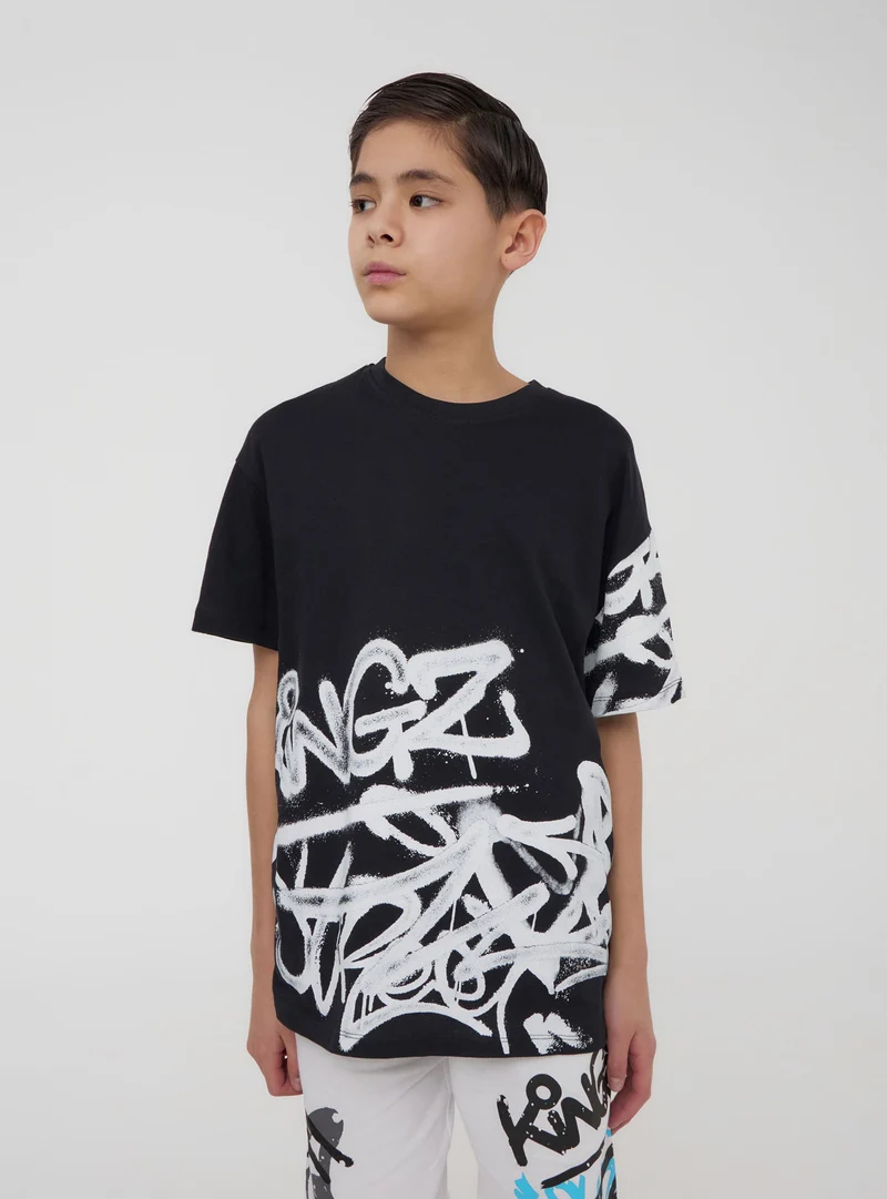 T-shirt con stampa graffiti