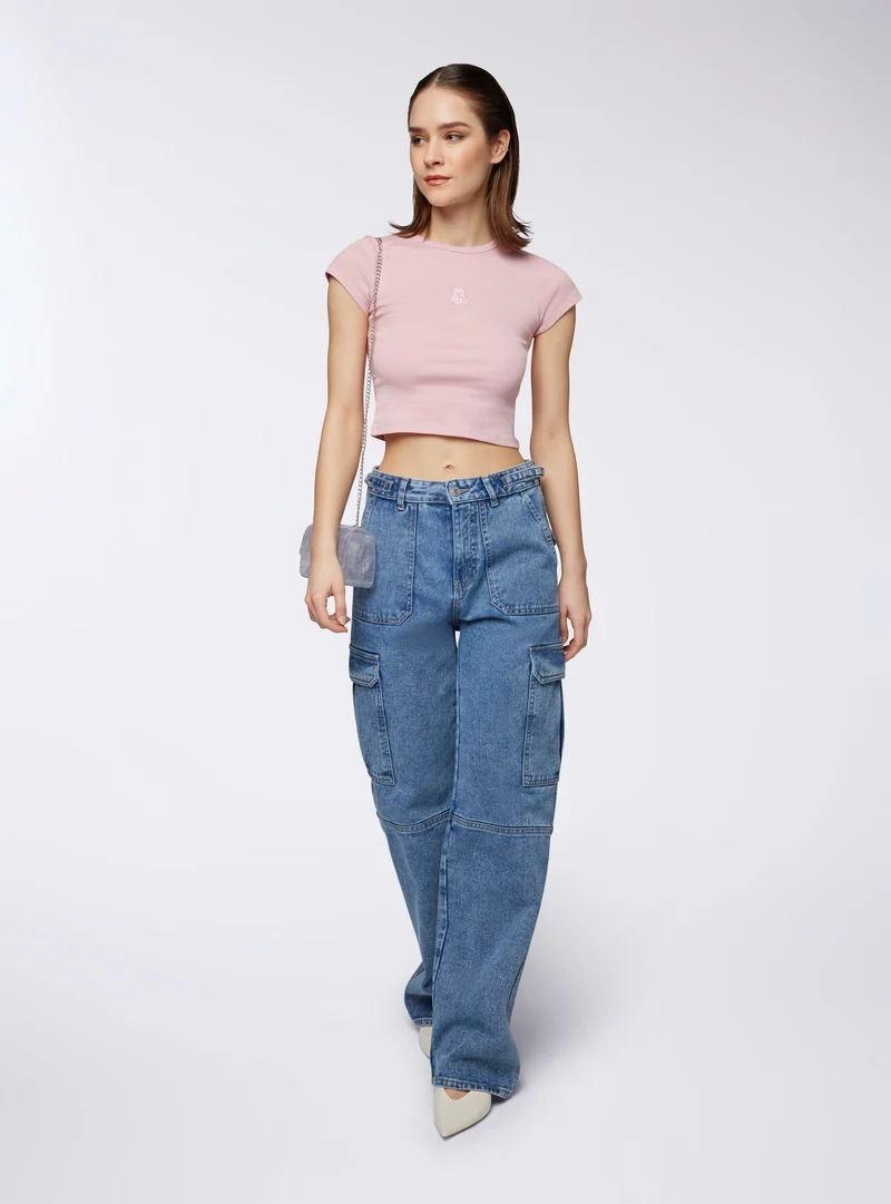 T-shirt crop con ricamo orsetto