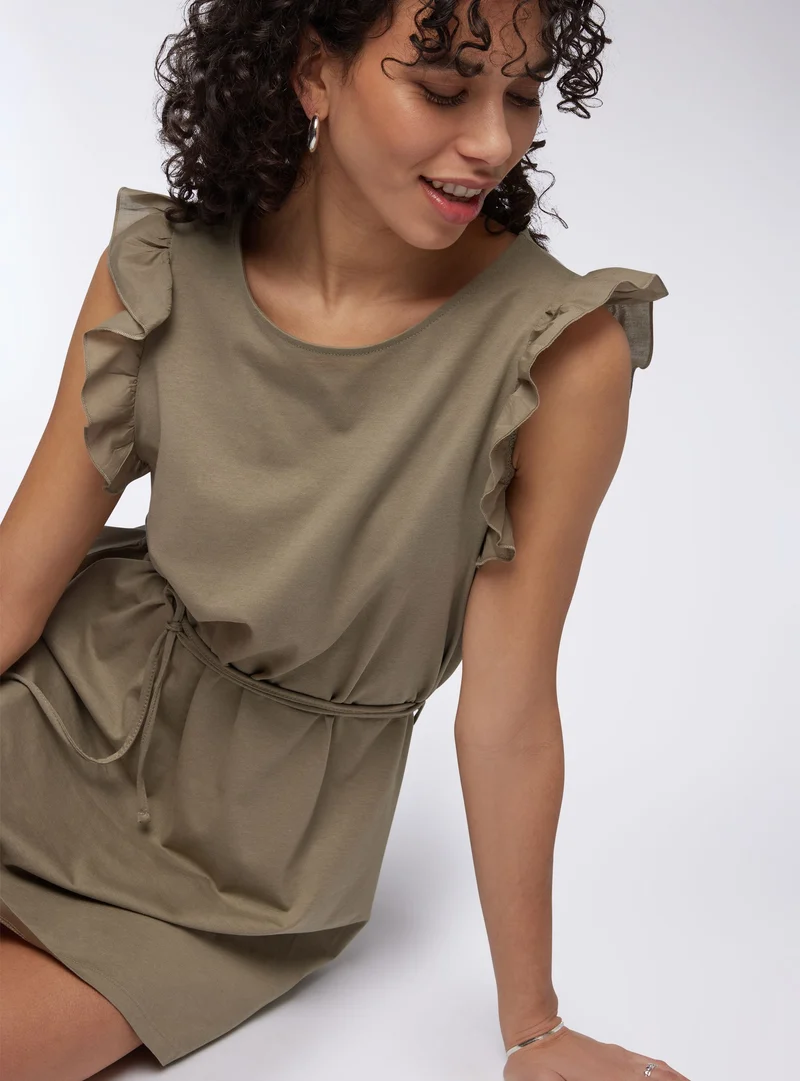 Vestito con cinturina e balze