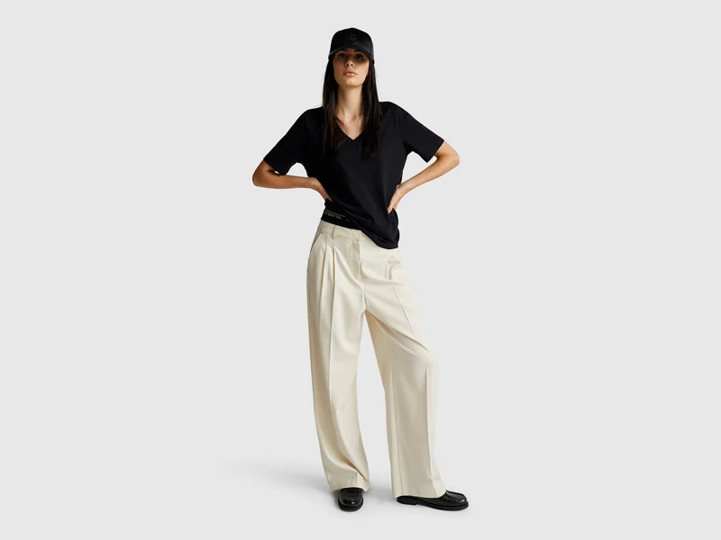 T-shirt con scollo a V in cotone fiammato