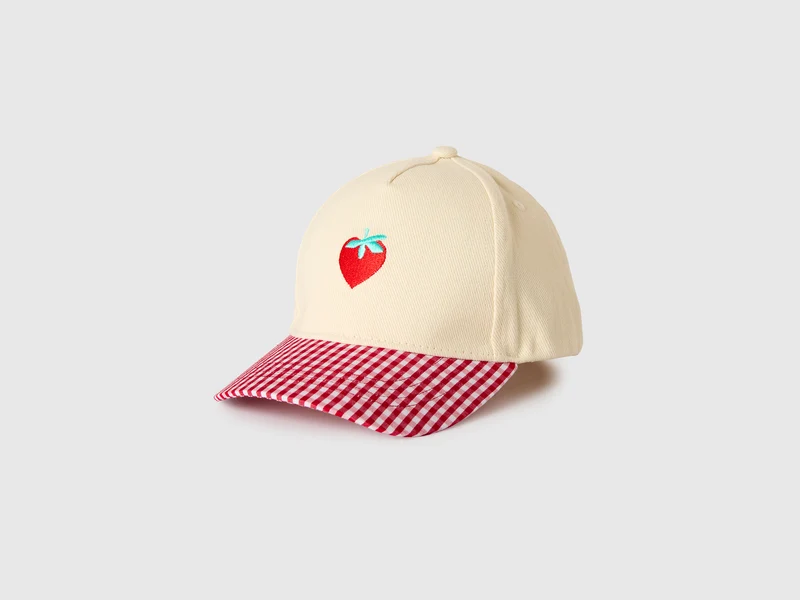 Cappello baseball con ricamo fragola