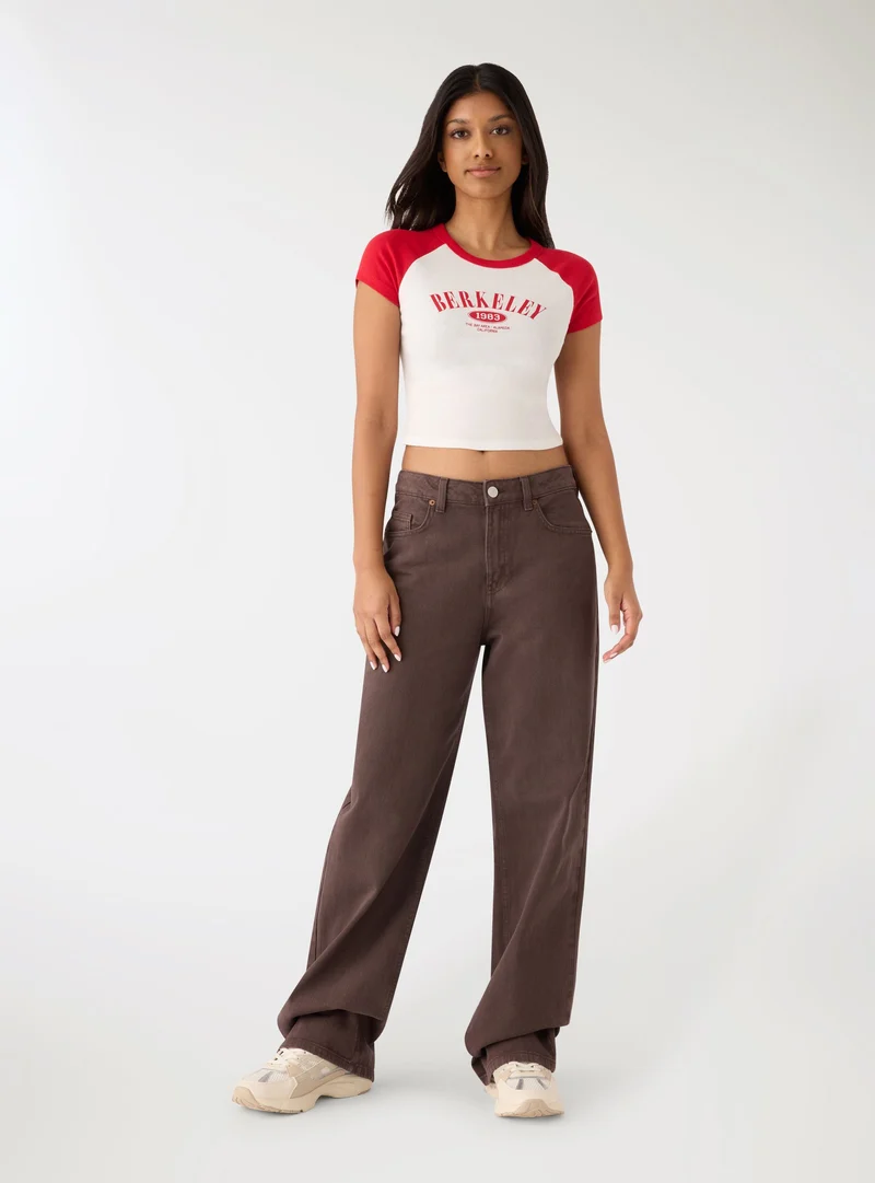 T-shirt crop con stampa college