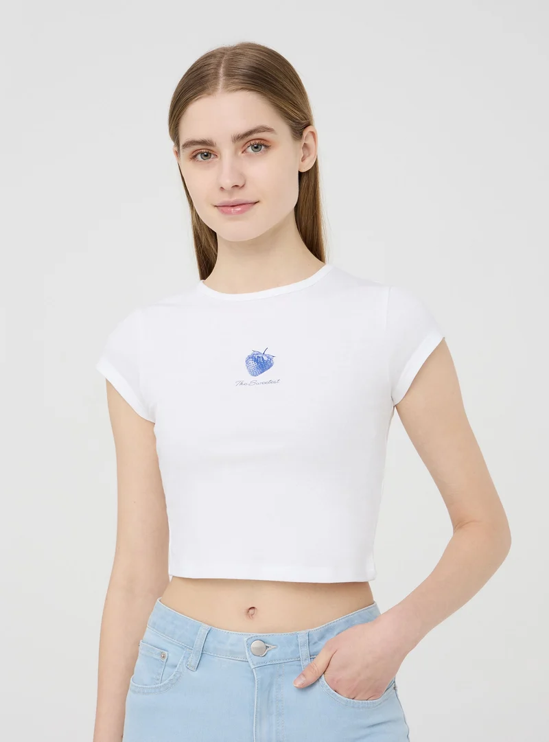 T-shirt crop con piccola stampa e scritta frontale