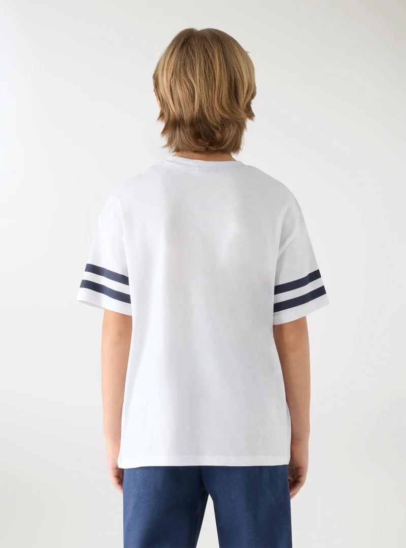 T-shirt con numero e righe