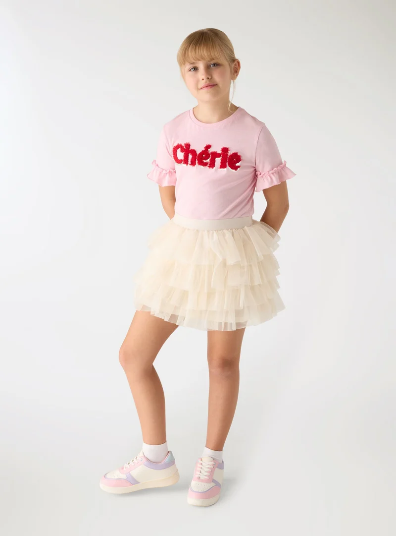 T-shirt con scritta e maniche a balze