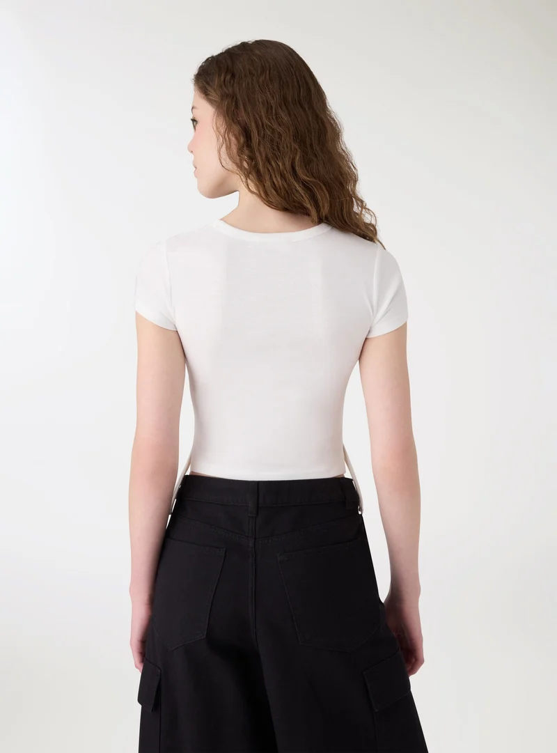 T-shirt crop con stampa e coulisse laterali