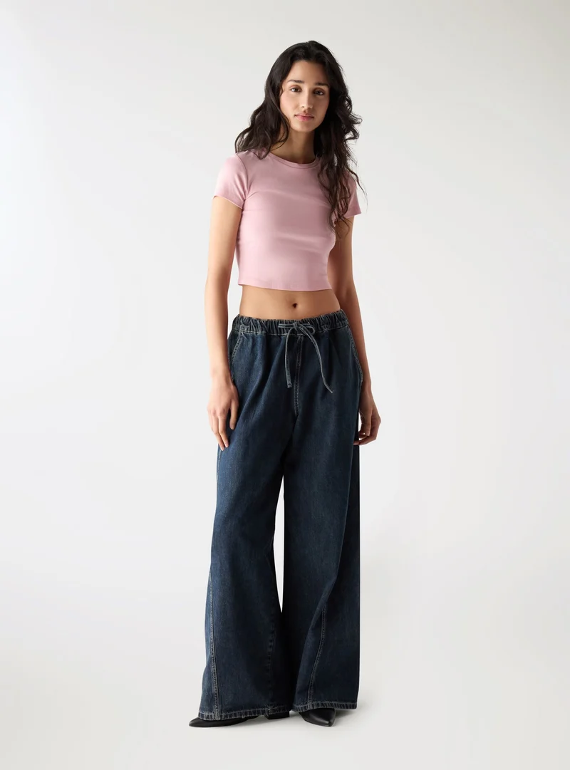 T-shirt crop aderente a tinta unita