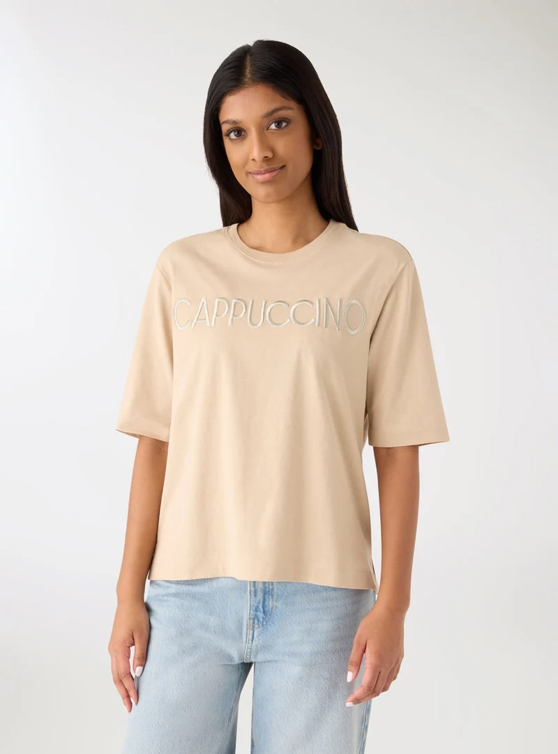 T-shirt con scritta ricamata