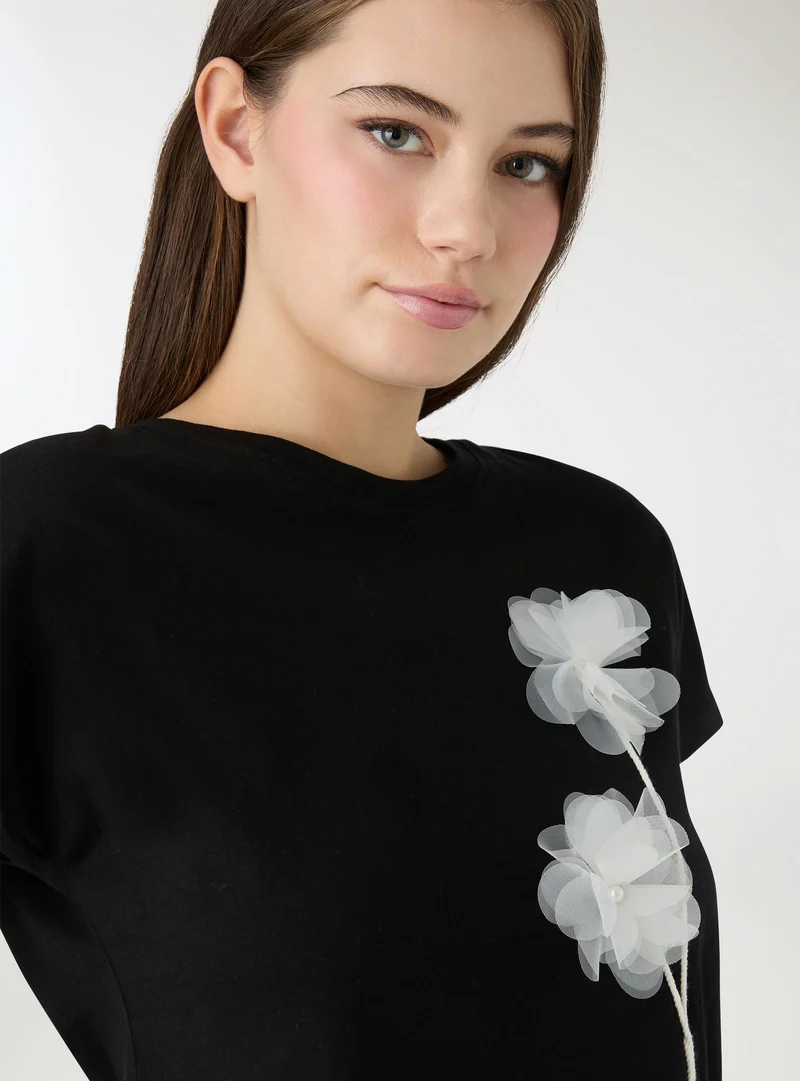 T-shirt con applicazioni floreali