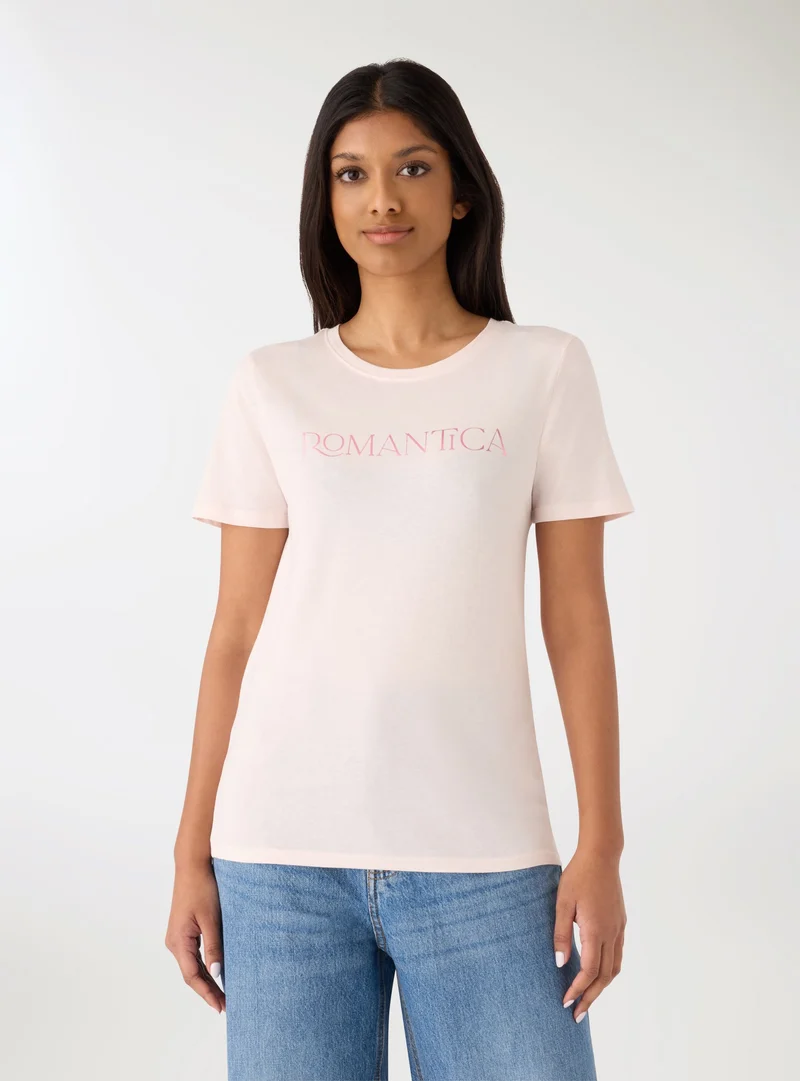 T-shirt con scritta laminata