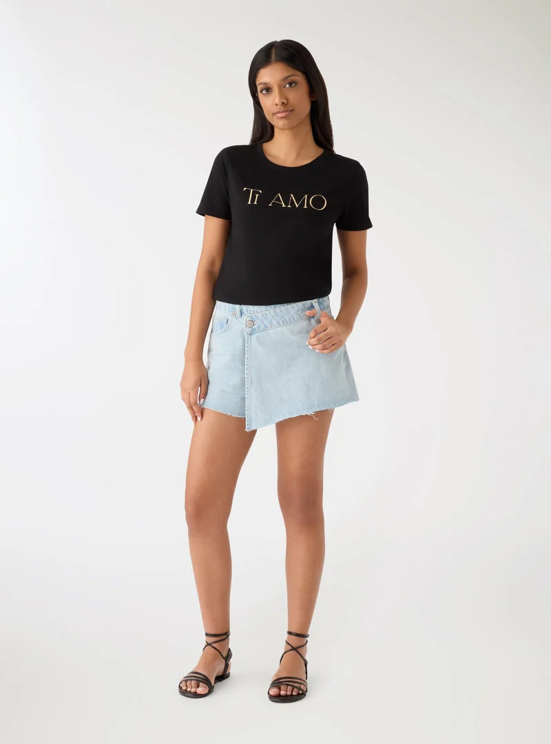 T-shirt con scritta laminata