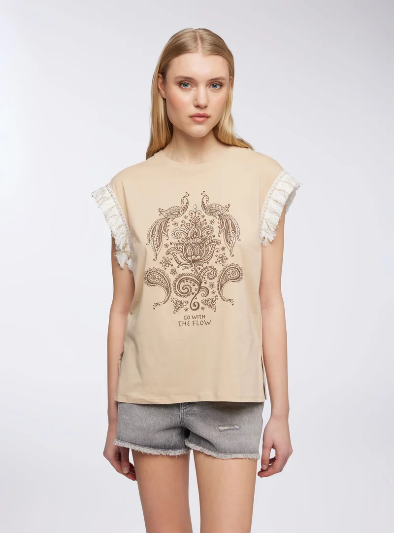 T-shirt con frange e stampa etnica