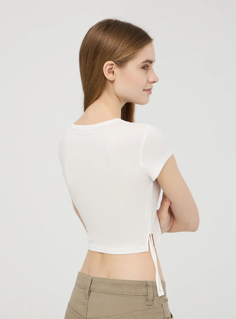 T-shirt crop con laccetti e stampa dadi