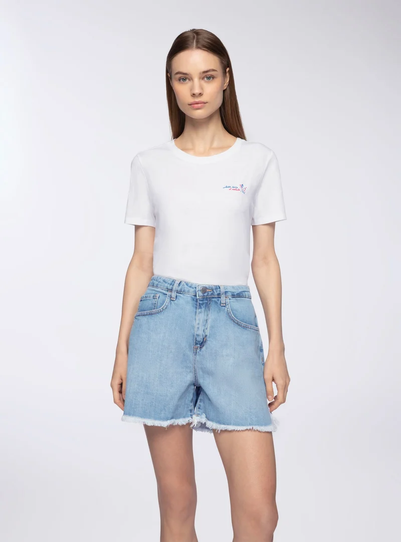 Shorts jeans sfrangiati con spacchetto