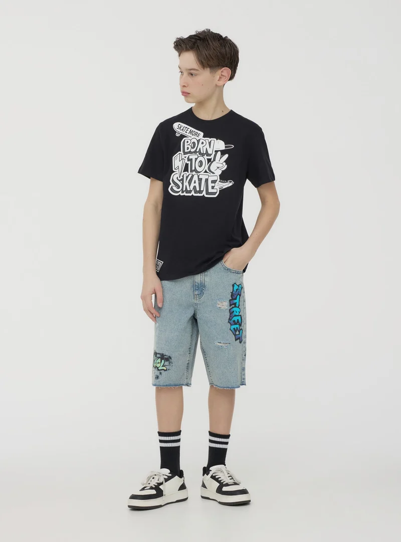 Shorts di jeans con stampe graffiti